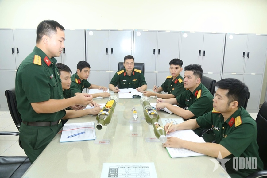 Dự thảo các trường hợp được miễn điều kiện về ngoại ngữ và công nghệ thông tin khi xét chức danh sĩ quan